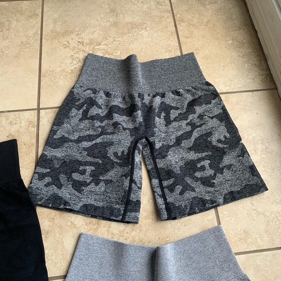 Black, dark grey and light grey camo seamless bundle of biker shorts - Picture 3 of 4